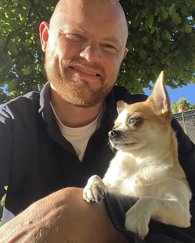 Max Hartung mit seinem Chihuahua auf dem Arm
