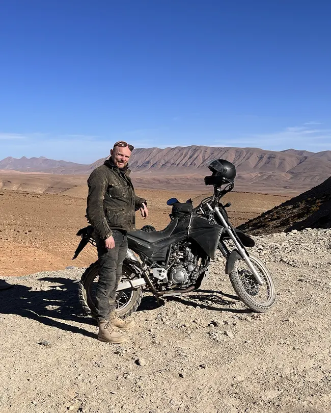 Max Hartung mit seinem Motorrad auf einer Bergstraße