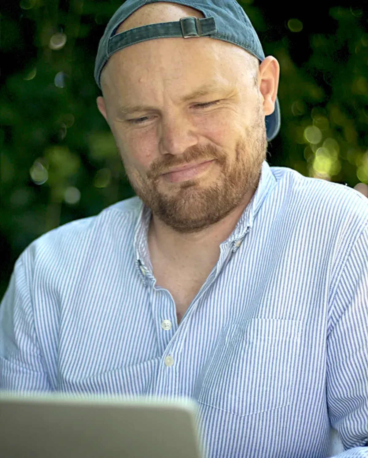 Max Hartung blickt konzentriert auf seinen Laptop