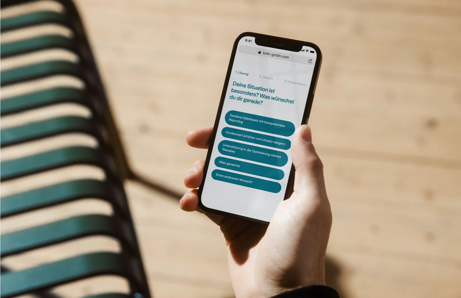 Lead-Generierungs-Formular der KMH Website auf einem iPhone