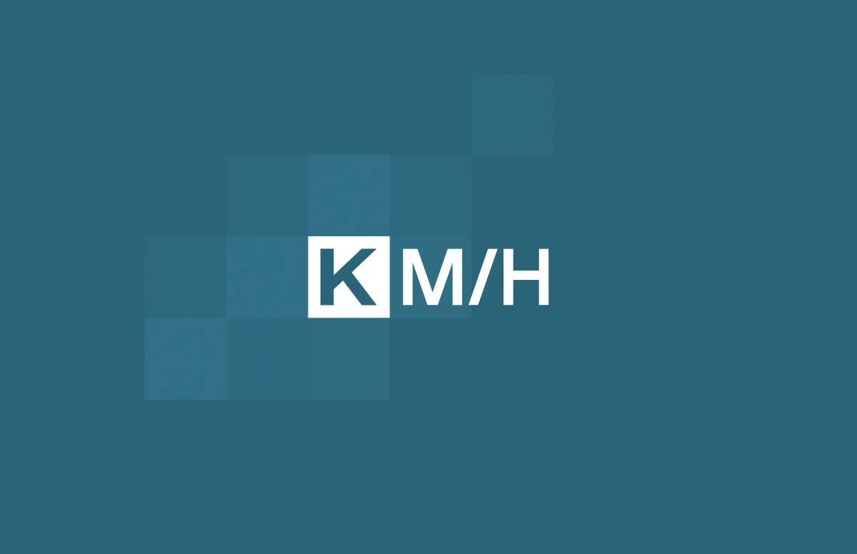 Logo der KMH GmbH auf petrolfarbenem Hintergrund