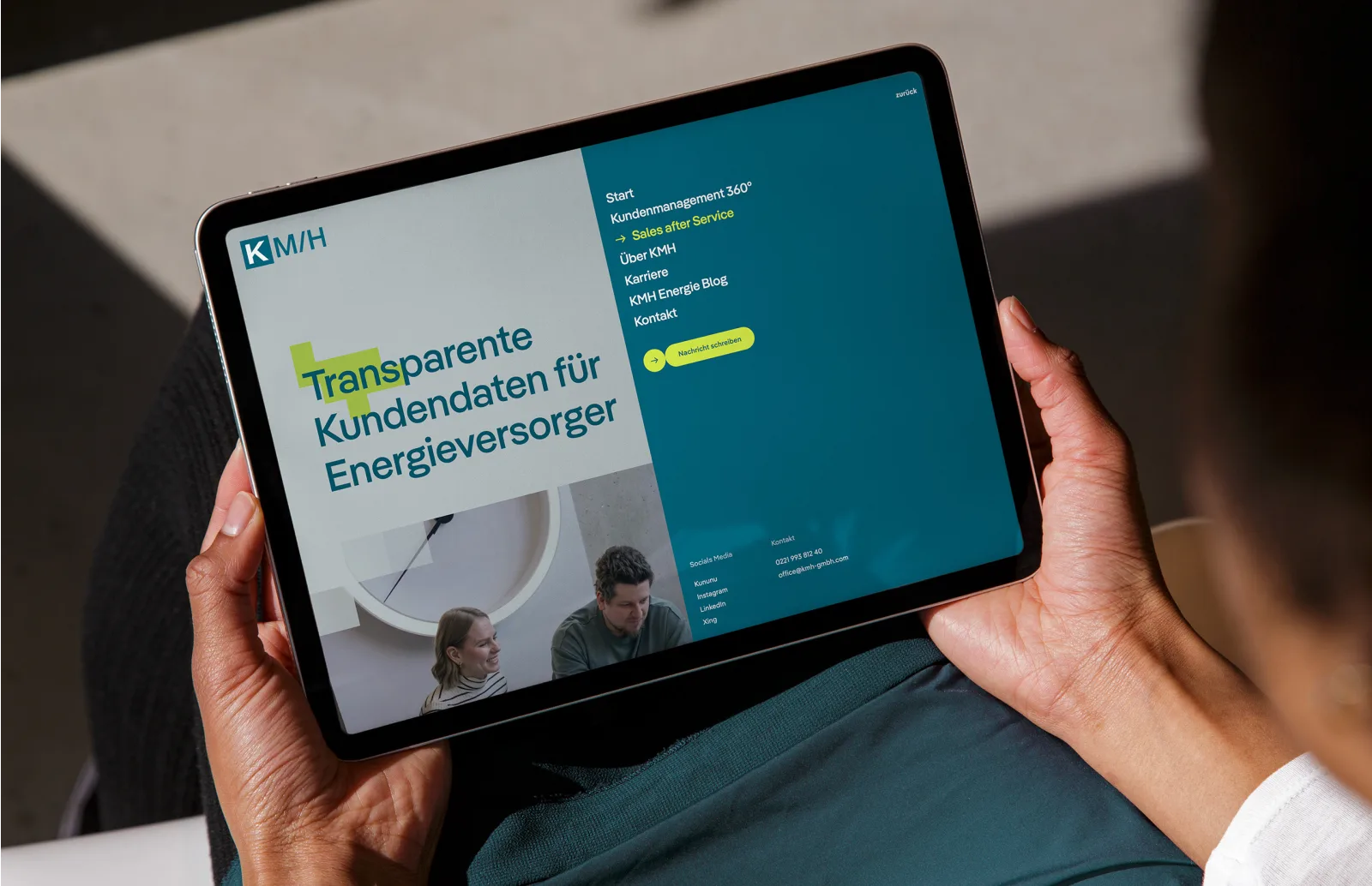 Menü der KMH Website mit Vorschaubild auf einem Tablet
