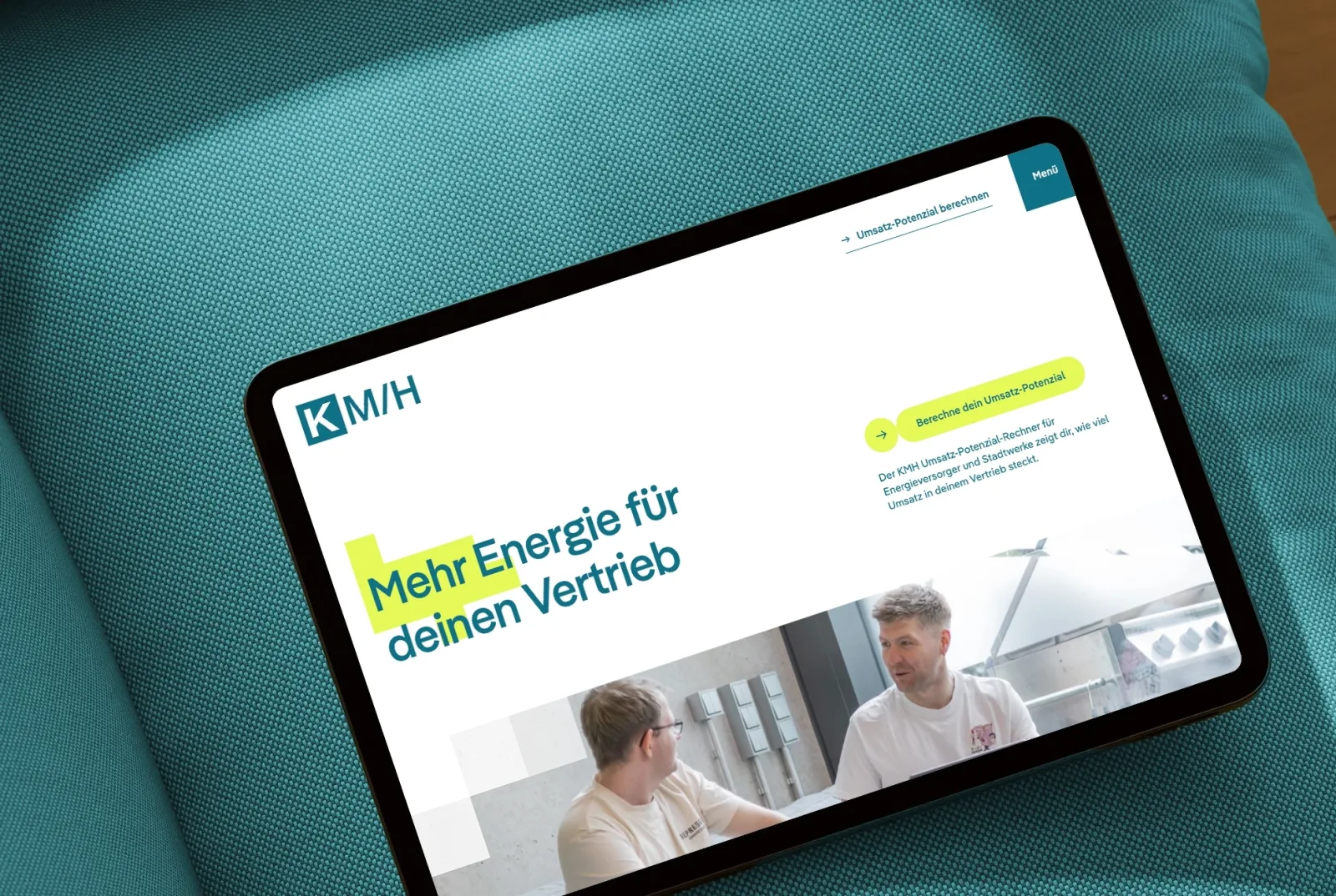 Startseite der KMH Website mit Logo und Headline „Mehr Energie für deinen Vertrieb“ auf einem Tablet