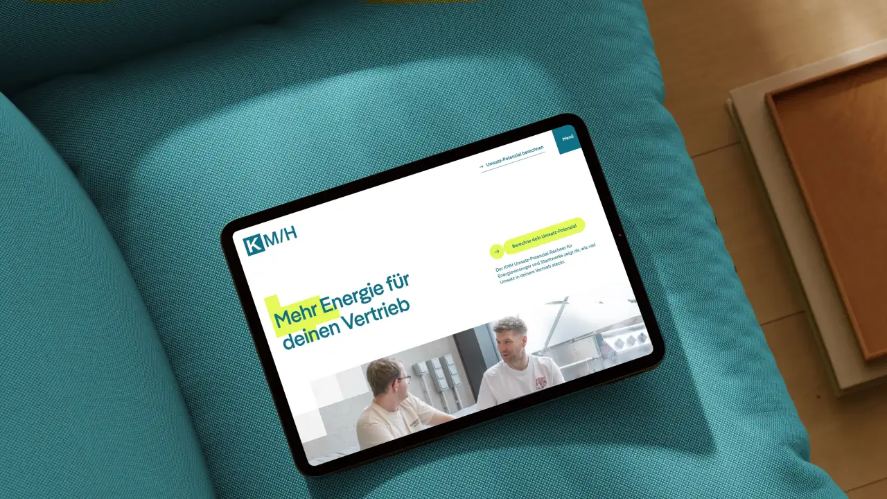 KMH Website mit der Headline „Mehr Energie für deinen Vertrieb“ auf einem Tablet