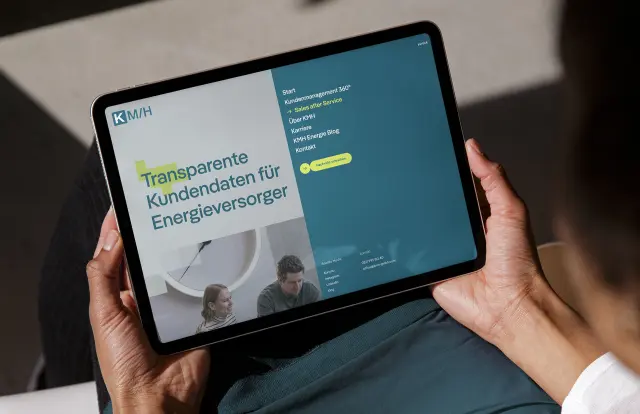 KMH Website mit der Headline „Transparente Kundendaten für Energieversorger“ auf einem Tablet