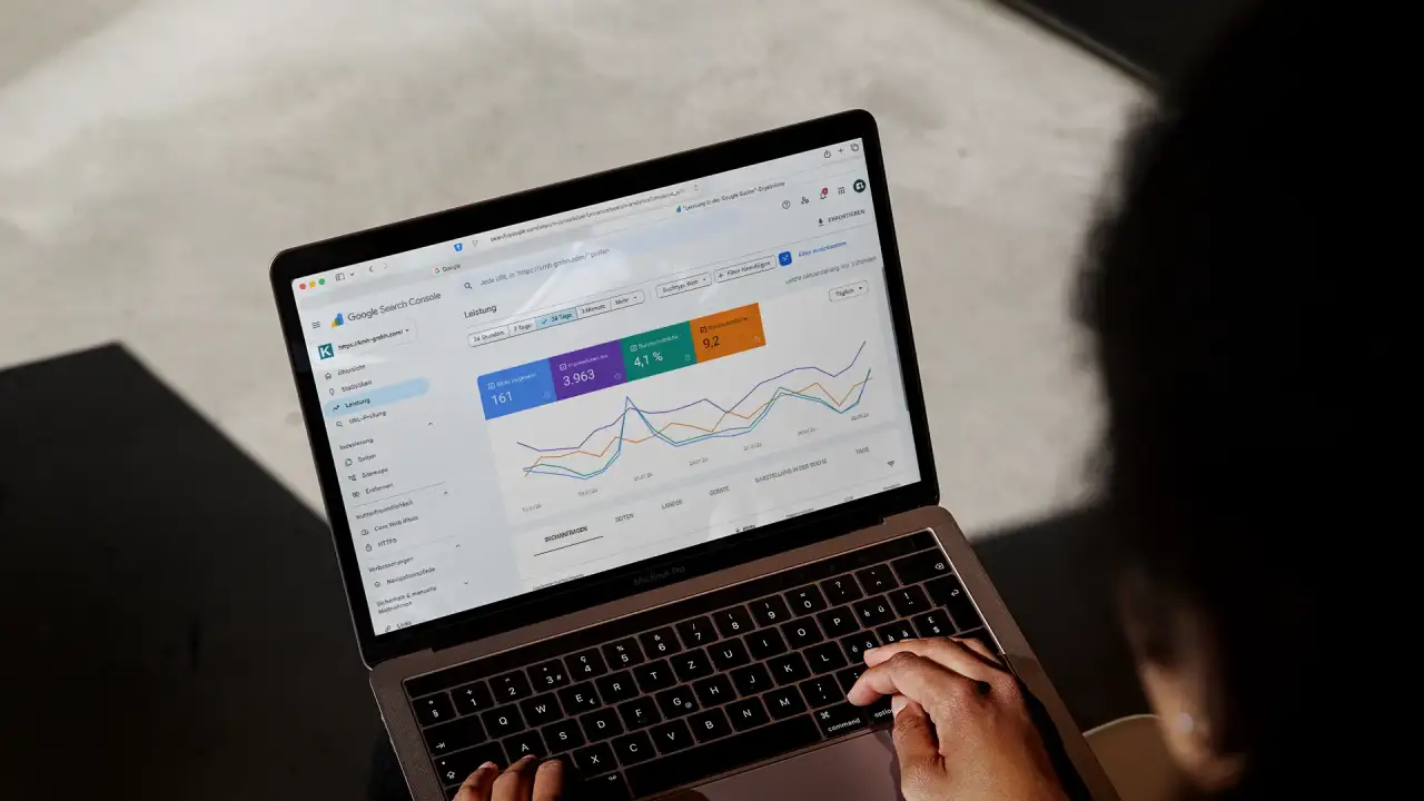 Google Search Console mit dem Leistungsbericht der KMH Website auf einem MacBook