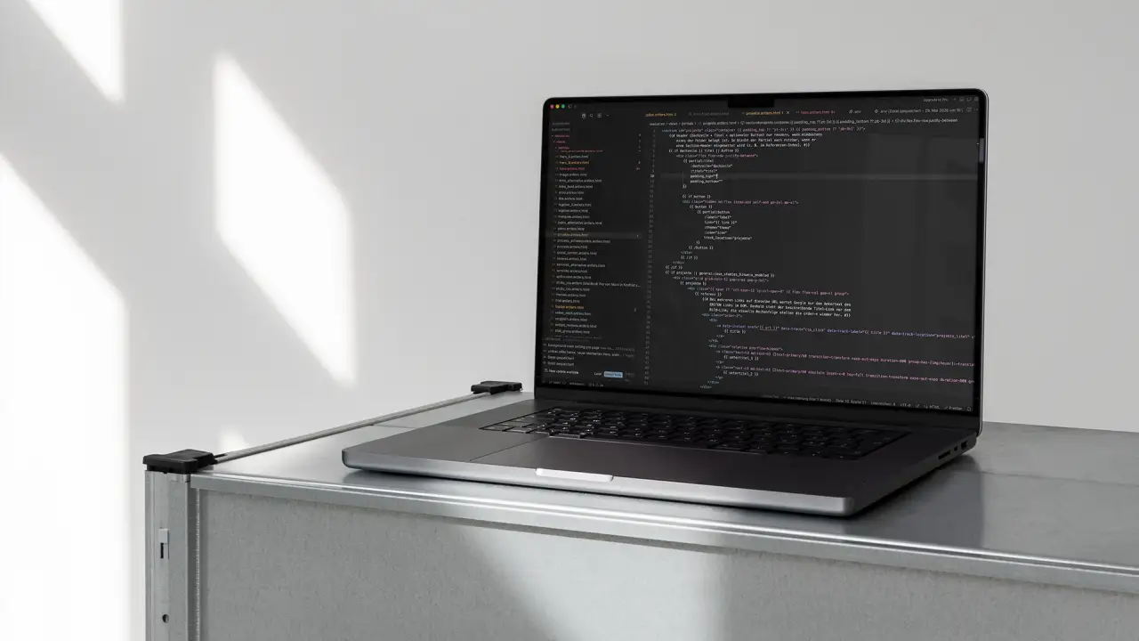 Code-Editor mit einem Antlers-Template der ElefantEins-Website auf einem MacBook